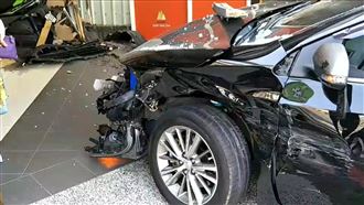 死神擦肩！店員剛轉身轎車失控撞進來