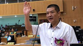 嘉縣議員王焜玄補宣誓  當選無效之訴上訴中嘉義縣議員王焜玄（前）被控涉及多起現金賄選案，遭羈押7個多月後，於10日交保，嘉義地方法院日前宣判王焜玄當選無效，全案上訴中。嘉義縣議會12日辦理王焜玄補宣誓儀式，王焜玄再次強調，盼司法還他清白。中央社記者黃國芳攝　108年7月12日