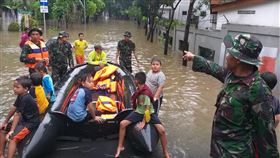 大雅加達地區再度淹水印尼大雅加達地區24日晚間豪雨不斷，再度造成許多地區嚴重淹水，印尼國軍25日出動橡皮艇救出災民。（印尼國家災害應變總署提供）中央社記者石秀娟雅加達傳真　109年2月25日