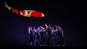 雲門十三聲巡演法國　以舞蹈帶領觀眾到台北雲門舞集帶著藝術總監鄭宗龍舞作「十三聲」前進法國巡演，「十三聲」以錦鯉貫穿整個舞台視覺，有觀眾表示，全作就像用舞蹈把他們帶到了台北艋舺。（雲門舞集提供）中央社記者洪健倫傳真　109年2月14日