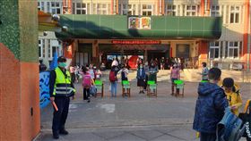 開學日防疫護童大作戰  北市警大動員高中以下學校25日開學，台北市各警察機關同步在轄內學校機關周遭加派警力巡邏；並因應武漢肺炎疫情，協助學校執行「防疫護童大作戰」。（台北市警察局文山第一分局提供）中央社記者黃麗芸傳真  109年2月25日