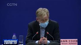 武漢肺炎疫情持續延燒，先前傳出美國藥廠吉立亞（Gilead Sciences）研發抗冠狀病毒的藥物「瑞德西韋」（Remdesivir）成功治癒確診個案後，各國也積極投入藥物合成作業。世界衛生組織（WHO）官員艾爾沃德（Bruce Aylward）日前在北京出席記者會時表示，瑞德西韋可能是目前唯一有療效的藥物；此話一出，讓吉立亞的股價在24日上漲近5%。（圖／翻攝自央視直播）