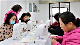 金山圖書分館拚防疫  提供縫紉機教製布口罩防武漢肺炎，新北市立圖書館金山分館提供4台縫紉機，讓民眾製作內層可放入替換濾材的布口罩；即日起70歲以上設籍金山的長者也可憑身分證免費領取，限量150個。中央社記者葉臻攝　109年2月25日