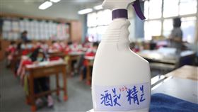 開學日　教室設置酒精消毒結束史上最長寒假，各級學校25日迎接開學，台北市福德國小教室內放置酒精，讓小朋友可以隨時消毒。中央社記者張新偉攝　109年2月25日