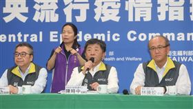 中央流行疫情指揮中心記者會（1）中央流行疫情指揮中心25日下午召開記者會，指揮官陳時中（前中）宣布，台灣新增1例武漢肺炎確診個案，為先前確診北部80餘歲老翁（第27例）的孫子，曾到醫院探視老翁，今天確診後收治醫院隔離。中央社記者鄭傑文攝  109年2月25日