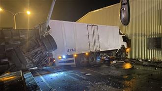 曳引車車禍撞進工廠　子車翻電線桿倒