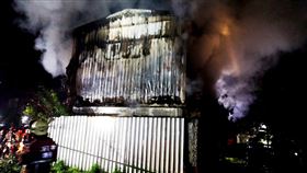 新竹市東大路一處鐵皮民宅，今天凌晨傳出火警，一名90歲獨居老翁遭灼傷，所幸被路過民眾救出。新竹市消防局指出，老翁傷勢背部較為嚴重，目前已送醫治療，起火原因待釐清。