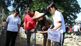台東縣民族教育實驗小學-南王Puyuma花環實小今天舉辦小米播種祭，縣長饒慶鈴肯定學校扎根文化，未來將規畫成立原民教育資源中心及轉型為原住民族小學。