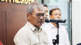 印尼否認曾遊峇里島日籍男子得到武漢肺炎印尼衛生部疾病管制及預防局秘書長艾瑪德（左一）指出，在日本確診武漢肺炎、曾旅遊印尼的男子，不是感染武漢肺炎，而是SARS-CoV-2。印尼媒體指出，他的說法令人困惑。圖為艾瑪德17日出席一場記者會。中央社記者石秀娟雅加達攝  109年2月25日