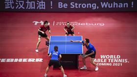 ▲桌球比賽出現武漢加油標語。（圖／美聯社／達志影像）
