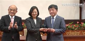 總統蔡英文在總統府三樓大禮堂舉行「簽署《嚴重特殊傳染性肺炎防治及紓困振興特別條例》記者會」,簽公文,秀公文,贈比陳時中,蘇貞昌