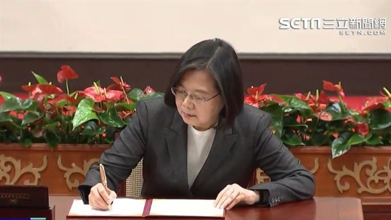 火速簽署紓困法案　蔡英文霸氣喊這句