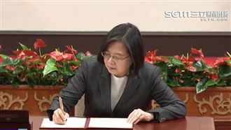 火速簽署紓困法案　蔡英文霸氣喊這句