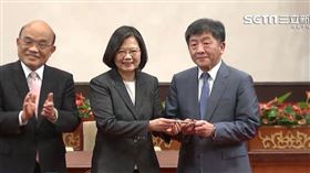 總統蔡英文在總統府三樓大禮堂舉行「簽署《嚴重特殊傳染性肺炎防治及紓困振興特別條例》記者會」,簽公文,秀公文,贈比陳時中,蘇貞昌