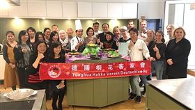 台灣客家美食赴德參加廚藝賽奪銅　賽後交流客籍主廚溫國智率16名客家新生代餐飲系學生赴德國參家廚藝大賽，在團體膳食組28隊中勇奪「銅牌」，賽後團隊也與德國桐花客家會合作，於慕尼黑舉辦客家美食講座與廚藝示範交流饗宴。（客委會提供）中央社記者張雄風傳真　109年2月25日