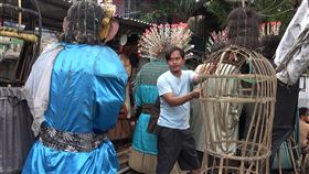 巴達維亞人偶 印尼原住民巴達維亞文化象徵在雅加達中區ondel-ondel製作巴達維亞人偶的冷戈說，雅加達省政府想要禁止巴達維亞人偶街頭演出，可能會加速巴達維亞文化的失落。中央社記者石秀娟雅加達攝  109年2月25日