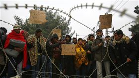 難民被擋在希臘邊界外。 （圖／路透社／達志影像）