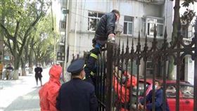 封城沒帶出入證！老翁翻牆回家…慘被鐵欄杆「刺中屁股」（圖／翻攝自微博）