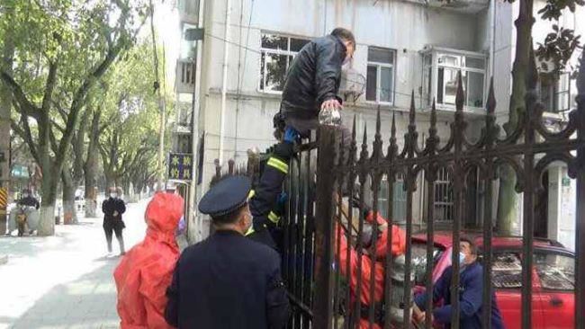 老翁翻牆回家　遭鐵欄杆「刺中屁股」