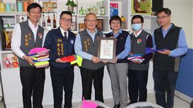 防疫清潔抹布用量大　企業捐機能布餘料開學防疫，清潔消毒擦拭抹布用量大，儒鴻企業股份有限公司25日由經理王媛麗（右3）代表捐贈運動級彈性機能布餘料，供苗栗縣各國中小學環境清潔，縣長徐耀昌（左3）頒贈感謝狀。中央社記者管瑞平攝　109年2月25日