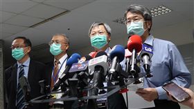 高雄市府邀醫院研擬4階段負壓病房徵調計畫武漢肺炎疫情至今未見緩解，高雄市衛生局長林立人（右）25日邀12家指定隔離醫院代表開會，預先擬定4階段負壓隔離病房徵調及清空機制，以因應疫情變化。中央社記者王淑芬攝　109年2月25日