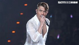 郭富城台北小巨蛋「舞林密碼」演唱會穿透視裝還露點秀胸肌，貨櫃舞台、燈光、勁歌熱舞震撼全場。（記者邱榮吉/攝影）