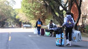 輔大港澳生檢疫期滿　準備享受校園生活輔仁大學港澳生25日結束14天的居家檢疫期，開心出關的學子們一早拿著收拾好的行李，陸續走出房間，準備享受自由的校園生活。（輔大提供）中央社記者王鴻國傳真　109年2月25日