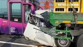 國道連環撞！轎車遭聯結車遊覽車夾擊成鐵餅　一女童受困（圖／翻攝畫面）