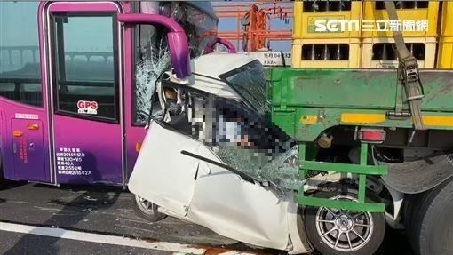 轎車遭夾成鐵餅　丈夫聞妻死訊崩潰