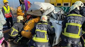 車禍,遊覽車,台中,轎車,鐵餅,兒童座椅（翻攝自　烏日消防分隊　臉書）