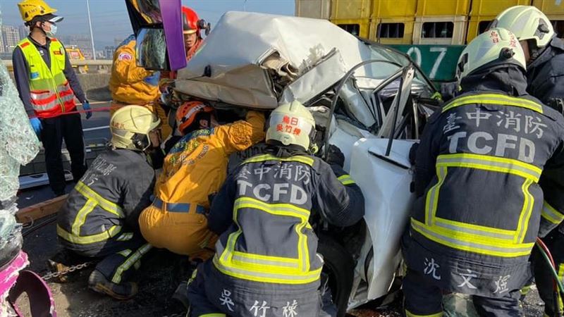 轎車遭夾成鐵餅　母一舉動保2孩性命