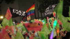 民進黨凱道選前之夜　挺同挺港民眾揮旗支持2020大選投票在即，民進黨10日選前之夜在台北凱道舉辦大型造勢活動，現場不少人帶著挺港、挺同的代表旗幟參與響應。中央社記者吳家昇攝　109年1月10日