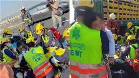 轎車遭夾成鐵餅！消防員曝2幼兒「存活關鍵」淚謝媽媽盡責