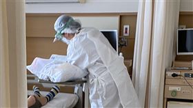 鑽石公主號感染武漢肺炎兩位台人  26日痊癒出院在鑽石公主號上確診感染武漢肺炎而在日本住院治療的中年台灣男乘客與另一位台灣婦女26日出院，他們在東京的自衛隊中央醫院經過兩次連續採檢為陰性，醫生給予出院的綠燈。（讀者提供）中央社  109年2月26日