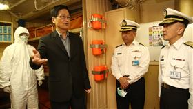 防疫情在海軍艦艇擴散 嚴德發視察由於海軍艦艇艙間為密閉空間，國防部長嚴德發（左2）25日登艦，並規劃隔離碼頭因應突發狀況。（軍聞社提供）中央社記者游凱翔傳真 109年2月25日