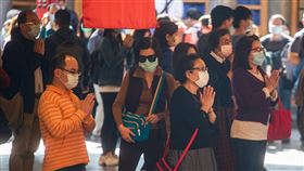 宗教場所人潮多　防疫繃緊神經（3）內政部25日表示，將依武漢肺炎疫情發展狀況，與宗教團體溝通大型活動的因應方式，對人數眾多的室內及大型活動，應考慮延期舉辦。台北市行天宮防疫升級，廟方要求民眾需配戴口罩才能入廟參拜。中央社記者裴禛攝　109年2月25日