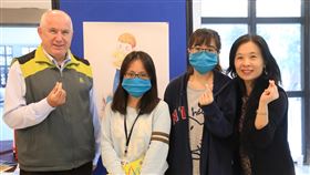 輔大港澳生居家檢疫期滿　校方代表親迎武漢肺炎疫情延燒，輔仁大學港澳生抵台後配合居家檢疫政策，25日14天檢疫期滿，使命副校長聶達安（左）、學務長陳若琳（右）等人特別到場表達關心，歡迎同學健康回到校園。（輔大提供）中央社記者王鴻國傳真　109年2月25日