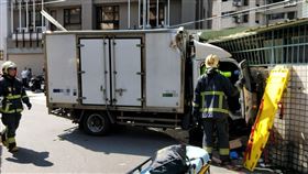 新北市,板橋,金門街,自撞,貨車,意外,