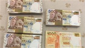 陸男攜超額港幣現鈔出境　逾21萬遭沒入關務署台北關人員10日晚間表示，一名中國大陸籍辛姓男子搭機準備從桃園國際機場經香港前往中國大陸，但未經口頭或書面申報，攜帶29萬4528元港幣出境，依法清點後，約21萬6000多元的港幣將遭沒入。（關務署台北關提供）中央社記者邱俊欽桃園機場傳真　106年11月10日