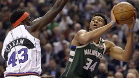 ▲『字母哥』安戴托昆波（Giannis Antetokounmpo）19分19籃板，公鹿擊敗暴龍。（圖／美聯社／達志影像）