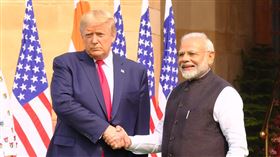 莫迪與川普會談前握手印度總理莫迪（右）與美國總統川普（中）及美國第一夫人梅蘭妮亞．川普（左）25日在莫迪與川普會談前合影。圖為莫迪與川普握手。中央社記者康世人新德里攝  109年2月25日