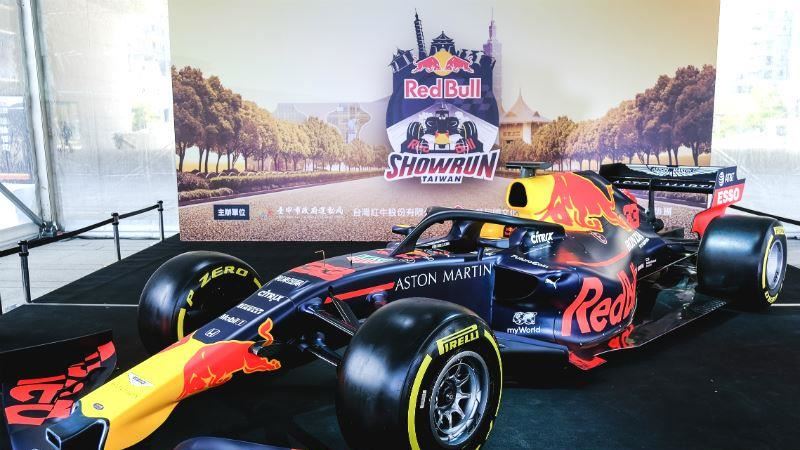 F1紅牛車隊飆進台中市府前廣場！