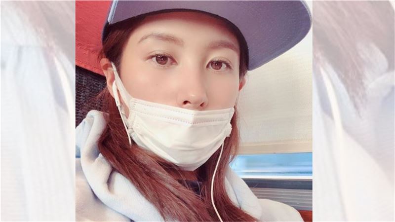 正妹口罩戴錯被讚爆　身分曝光網驚呆