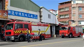 台東市中正路老牌製冰廠今天清晨再度氨氣外洩，刺鼻味道持續到上午9時，消防局2部水車在一旁待命，環保單位也派人前往稽查將開出重罰。