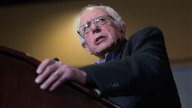 在美國民主黨總統候選人提名戰中氣勢正盛的聯邦參議員桑德斯（圖），25日在南卡羅來納州辯論會遭同黨競爭者抨擊。（圖取自facebook.com/berniesanders）