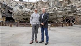 媒體娛樂巨擘迪士尼公司執行長艾格（左）帶領公司成為無庸置疑的好萊塢龍頭後，今天正式交棒給效力迪士尼27年的包正博（右）。（圖／翻攝自twitter.com／Disney）