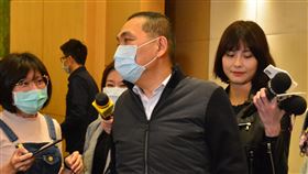 武漢肺炎疫情持續  侯友宜：短期禁辦畢業旅行因應武漢肺炎疫情，新北市長侯友宜（前中）26日宣布新北市各級學校短期內取消畢業旅行，避免群聚感染。中央社記者黃旭昇新北攝  109年2月26日