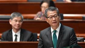 港府發紅包　每名學生近萬元香港財政司司長陳茂波（前者）27日在立法會公布年度財政預算案，當中有「派糖」措施，包括發給每名學生港幣2500元（約新台幣9875元）津貼。（新聞處圖片）中央社記者張謙香港傳真　108年2月27日