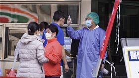 武漢肺炎疫情延燒　醫事人員出國禁令引熱議武漢肺炎疫情期間，指揮中心擬祭出醫事人員出國禁令，引發醫界熱議。圖為高雄一家醫院人員為就醫民眾測量體溫。中央社記者董俊志攝　109年2月24日