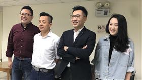 江啟臣：網路直播讓黨員了解訴求和改革理念投入國民黨主席補選的立委江啟臣（右2）26日與市議員張斯綱（左起）、李明賢、耿葳（右）舉行網路直播便當會，江啟臣表示，要透過像網路直播等方式，讓黨員了解他的訴求和改革理念。中央社記者劉建邦攝　109年2月26日